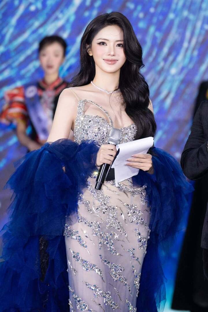 Sau khi tốt nghiệp đại học, cô lựa chọn theo đuổi công việc sáng tạo nội dung, MC song ngữ trước khi bén duyên với nghề biên tập viên truyền hình.