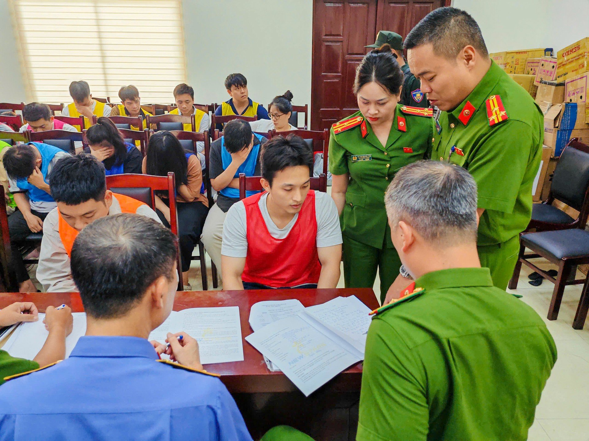 17-1781704767-cong-an-lay-loi-khai-hang-tram-nghi-pham-trong-duong-day-lua-dao-ban-hop-dong-ky-nghi
