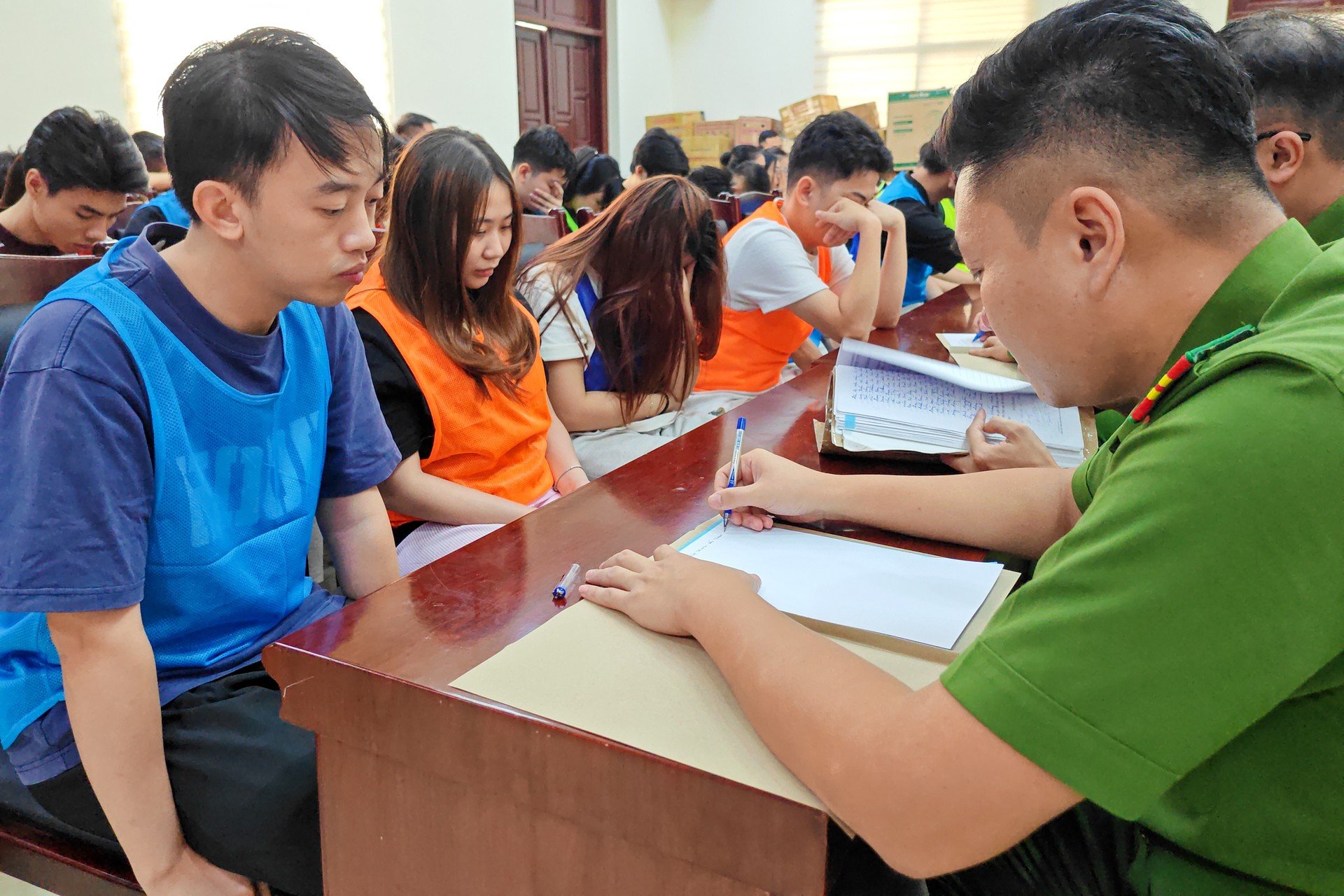Công an lấy lời khai hàng trăm nghi phạm trong đường dây lừa đảo bán hợp đồng kỳ nghỉ - 5