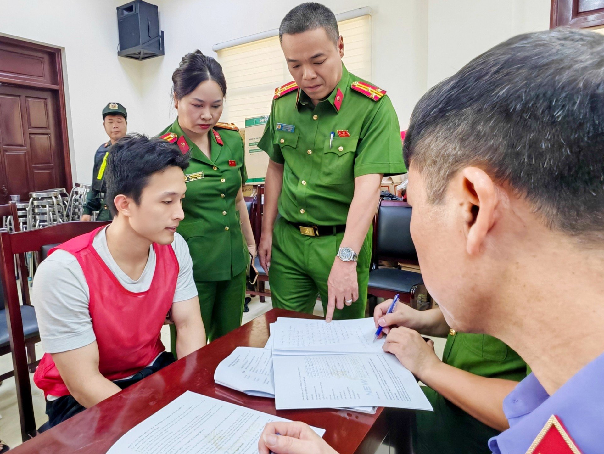 Công an lấy lời khai hàng trăm nghi phạm trong đường dây lừa đảo bán hợp đồng kỳ nghỉ - 7