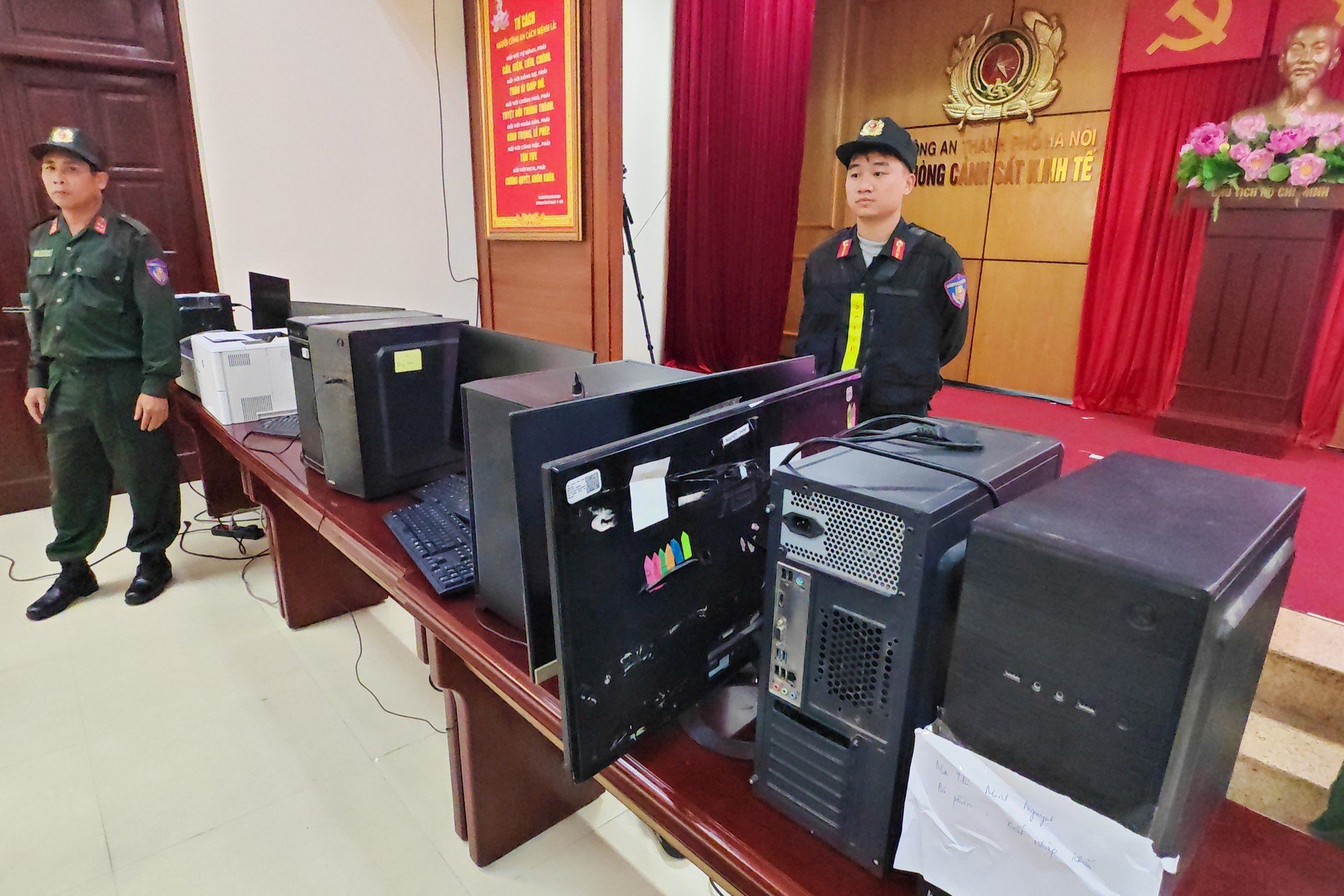 Công an lấy lời khai hàng trăm nghi phạm trong đường dây lừa đảo bán hợp đồng kỳ nghỉ - 8