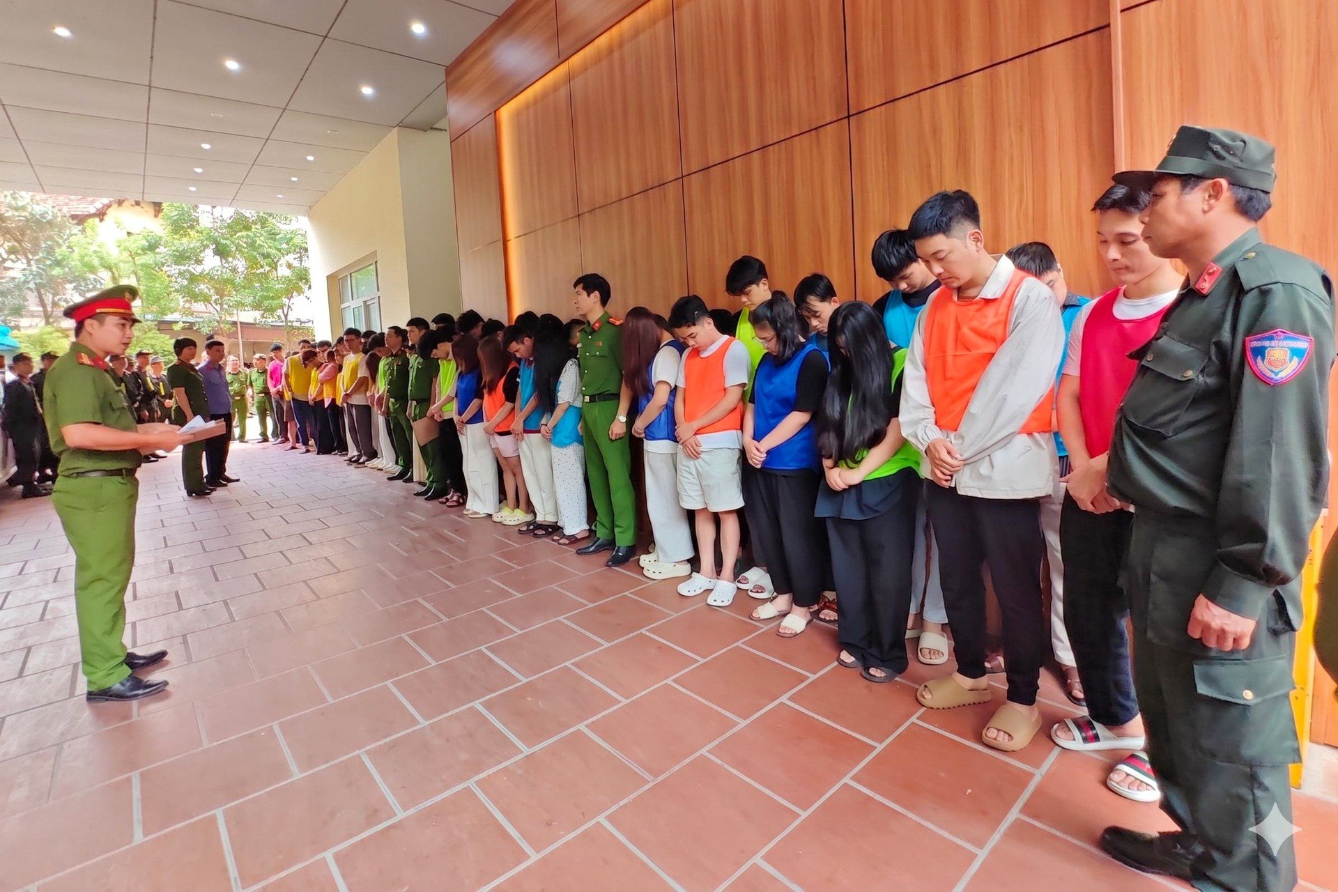 Công an lấy lời khai hàng trăm nghi phạm trong đường dây lừa đảo bán hợp đồng kỳ nghỉ - 9