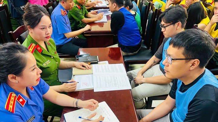 Công an lấy lời khai các đối tượng