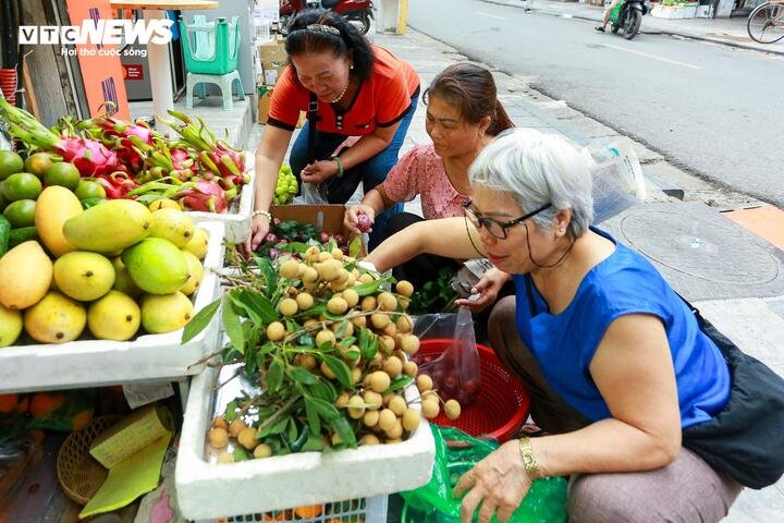 Các loại trái cây đặc trưng của mùa hè như vải, nhãn, mận, đào...cũng rất hút khách. Người dân tin rằng đặc tính nóng của những loại quả này cũng giúp