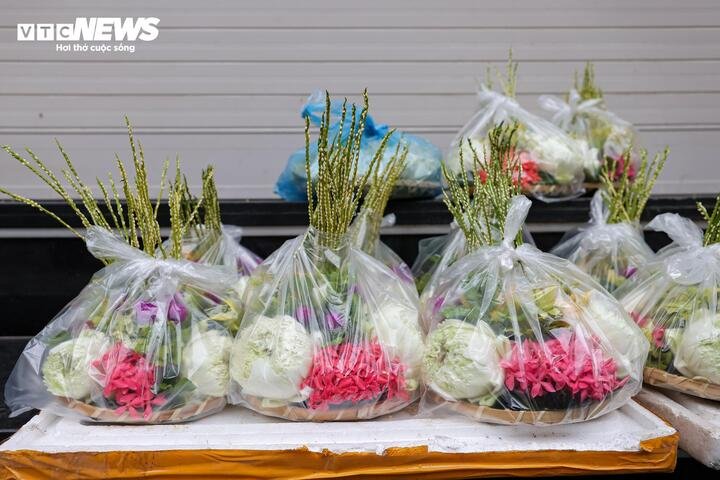 Mâm hoa cúng hút khách, giá bánh gio tăng gấp 3 lần trong ngày Tết Đoan ngọ - 12