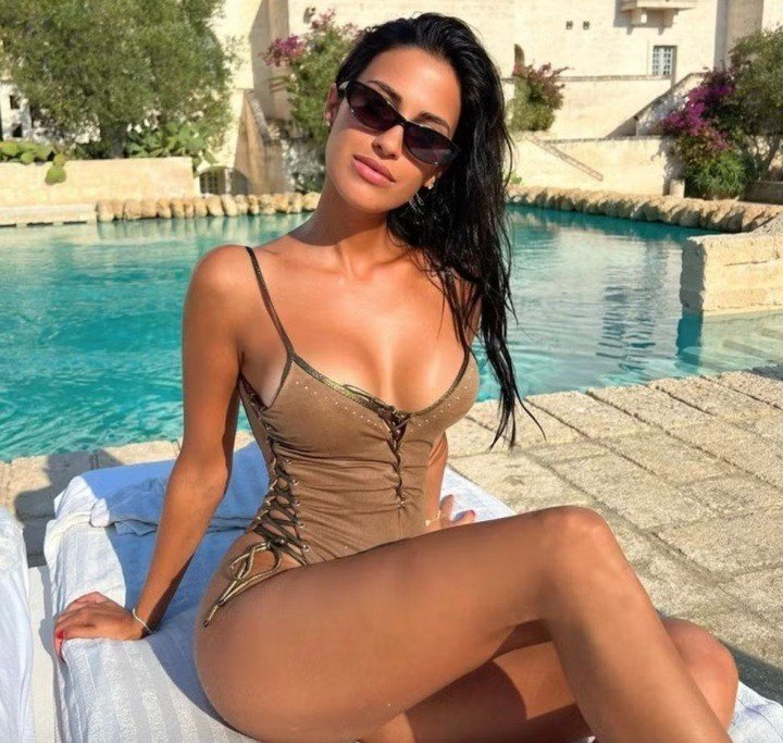 Trên trang Instagram sở hữu hơn 1,4 triệu người theo dõi, người đẹp Italy chia sẻ loạt ảnh ghi lại khoảnh khắc tác nghiệp trong ngày đặc biệt của sự nghiệp.