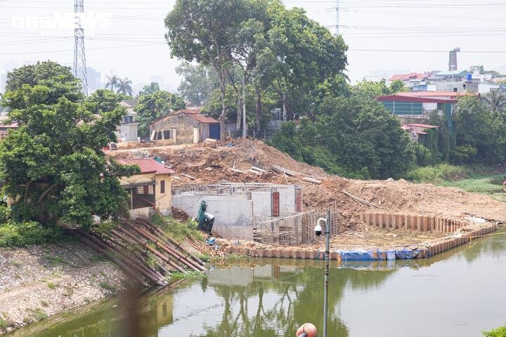 Tại khu vực phường Đông Ngạc, nơi bắt đầu tuyến kênh, máy móc và công nhân vẫn đang làm việc liên tục để hoàn thiện các hạng mục cuối cùng.