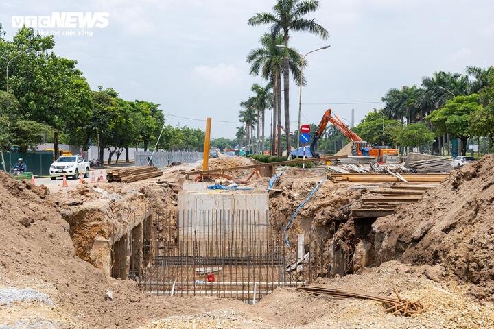 Dọc tuyến từ Thụy Phương đến Phạm Văn Đồng, công trường được chia thành nhiều mũi thi công. Các tổ công nhân đồng thời triển khai nhiều phần việc như đổ bê tông, lắp đặt cấu kiện và hoàn thiện hệ thống dẫn nước. Những vị trí đấu nối cửa xả cũng đang được gấp rút hoàn thiện để bảo đảm khả năng vận hành đồng bộ khi dự án đi vào hoạt động.