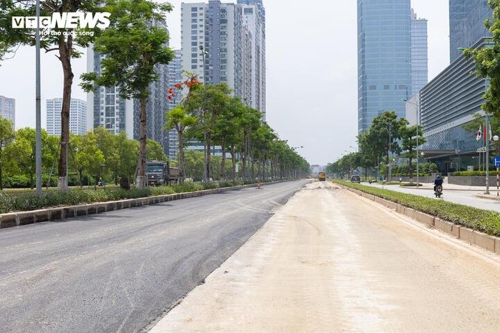 Một số đoạn trên đường Hoàng Minh Thảo đã cơ bản hoàn tất, đơn vị thi công bắt đầu tháo dỡ rào chắn và khôi phục hiện trạng mặt đường.