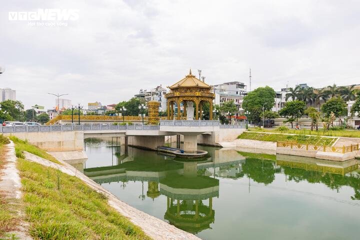 Nhiều người dân sống ven sông cho biết màu đen đặc của dòng nước và mùi khó chịu kéo dài nhiều năm đã phần nào được cải thiện.