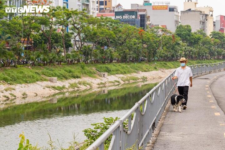 Ông Hoàng Văn Đạt, người thường xuyên tập thể dục ven sông, cho biết cảnh quan đã thay đổi đáng kể so với trước. Tuy nhiên, vào những ngày nắng nóng, mùi hôi vẫn còn xuất hiện nên nhiều người vẫn phải đeo khẩu trang khi đi qua khu vực này.