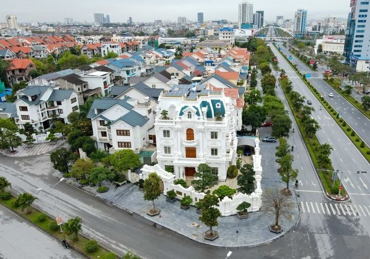 Trên trục đại lộ Lê Hồng Phong, Hải Phòng, không khó để thấy những “lâu đài” xa hoa, bề thế.