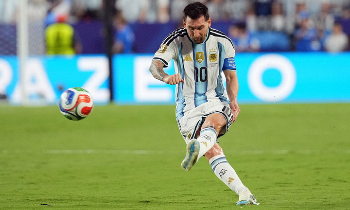 Điểm then chốt trong kỹ năng đi bóng siêu việt của Messi là thời điểm và tốc độ ra quyết định. (Ảnh: Reuters)