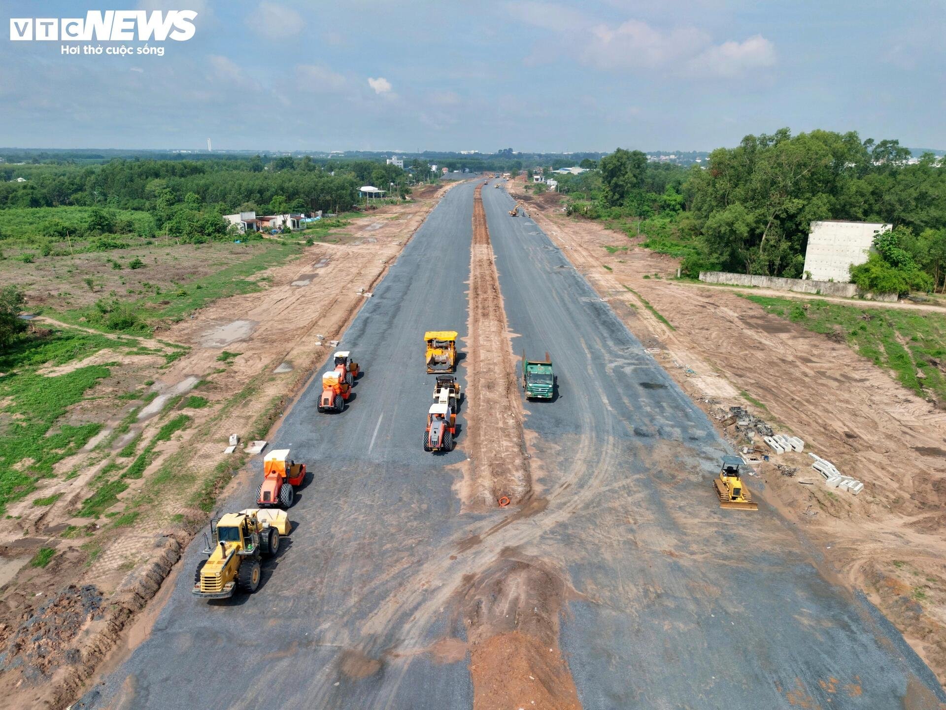 Tấp nập thi công đường huyết mạch kết nối sân bay Long Thành - 8