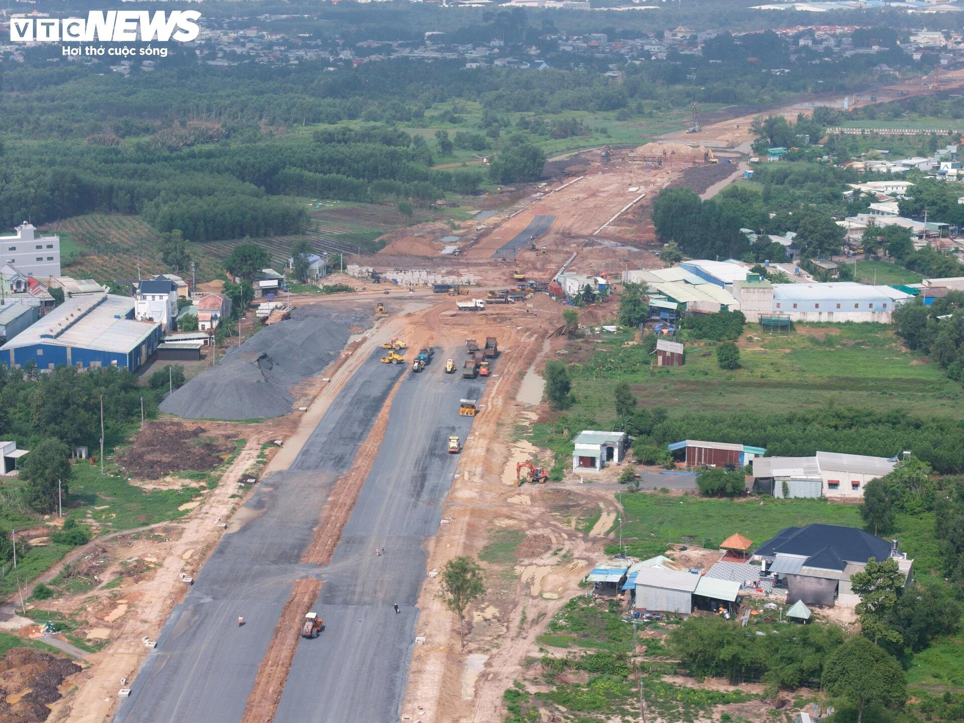 Tấp nập thi công đường huyết mạch kết nối sân bay Long Thành - 9