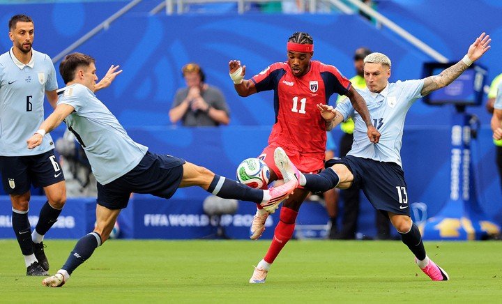 Cape Verde tiếp tục gây bất ngờ trước Uruguay. (Ảnh: Reuters)