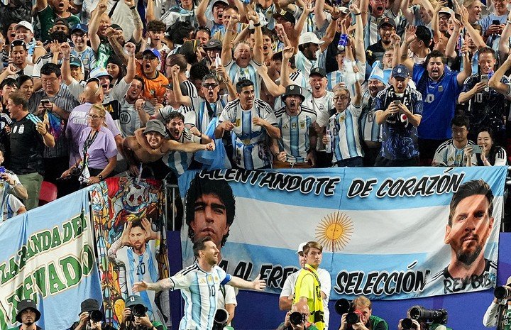 Vé xem các trận đấu của Messi và đội tuyển Argentina có giá cao ngất ngưởng. (Ảnh: Reuters)