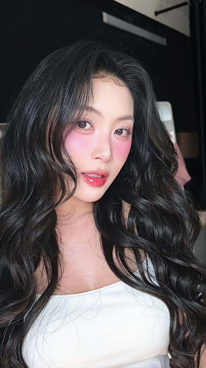 Sở hữu gương mặt thanh tú cùng vóc dáng cân đối, mỹ nhân này theo đuổi phong cách thời trang gợi cảm nhưng vẫn giữ được sự tinh tế và thanh lịch.