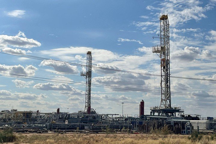 Các giàn khoan trong bãi chứa ở Texas, Hoa Kỳ, tháng 10/2025. (Ảnh: Reuters)
