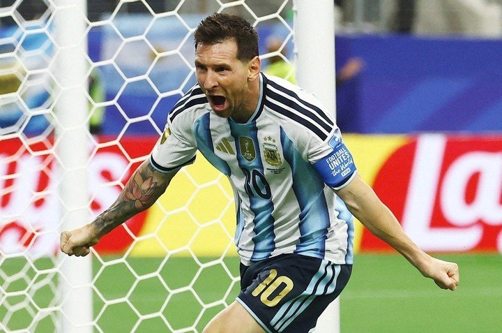 Messi tỏa sáng với cú đúp - Ảnh: Reuters
