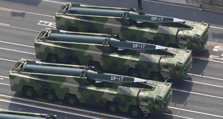 Tên lửa DF-17 của Trung Quốc được diễu binh. Ảnh Military Watch