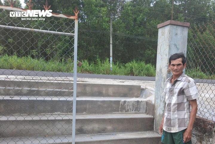 Người dân sinh sống ven Quốc lộ 14E phải xây bậc tam cấp để ra đường.