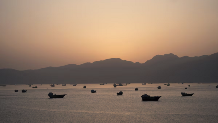 Tàu thuyền trên eo biển Hormuz. (Ảnh: Reuters)