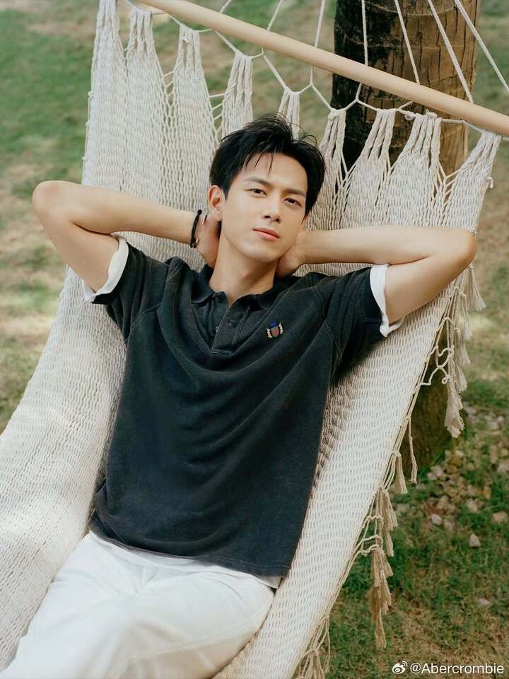 Nam diễn viên sở hữu ngoại hình nam tính, gương mặt điển trai với chiều cao 1m85. Anh cũng được đánh giá cao về diễn xuất với lối diễn tự nhiên, cảm xúc, đặc biệt trong các bộ phim ngôn tình.
