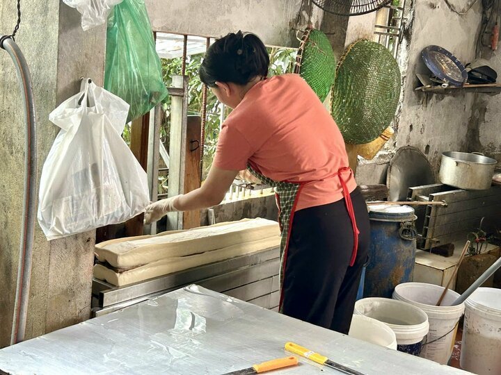 Nghề làm đậu phụ ở Võng La được truyền qua nhiều thế hệ và là một trong những nguồn sinh kế chính của người dân địa phương. (Ảnh: NVCC)