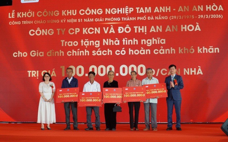 Chủ đầu tư trao kinh phí hỗ trợ 5 ngôi nhà