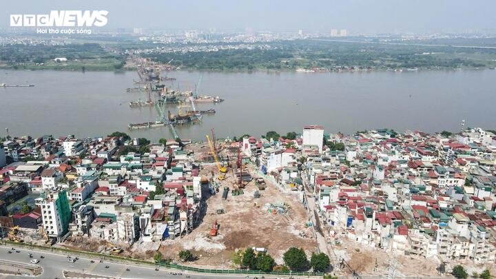 Khu vực phục vụ dự án cầu Trần Hưng Đạo nhìn từ trên cao, nơi hàng trăm hộ dân đã di dời để bàn giao mặt bằng cho công trình. (Ảnh: Minh Quang)