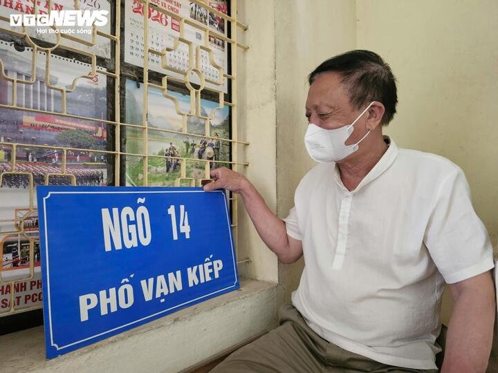 Khi nhiều ngôi nhà đã được tháo dỡ, tấm biển 
