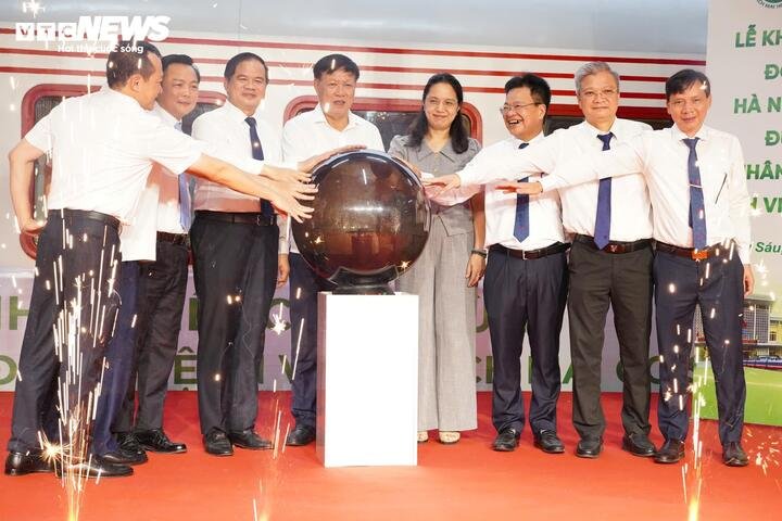 Từ ngày 26/6, đôi tàu mang số hiệu PL1 và PL2 sẽ được đưa vào khai thác thường xuyên trên tuyến Hà Nội - Phủ Lý. Chuyến tàu đầu tiên xuất phát từ ga Hà Nội lúc 6h15, dừng đón nhân viên y tế tại ga Giáp Bát trước khi đến ga Phủ Lý lúc 7h22. Từ đây, nhân viên y tế sẽ tiếp tục được bố trí xe trung chuyển tới Bệnh viện Bạch Mai cơ sở Ninh Bình.