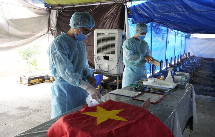Cán bộ kỹ thuật với đồ bảo hộ được chuẩn bị kỹ lưỡng trước khi thực hiện quy trình lấy mẫu hài cốt liệt sĩ. (Ảnh: T.L)