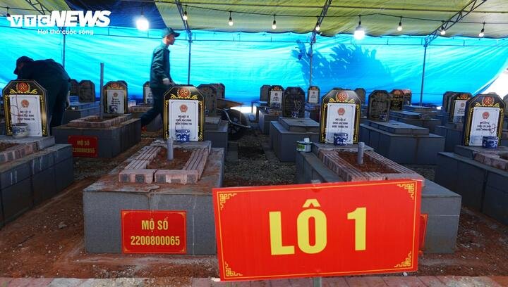 Những ngôi mộ được đánh số và phân theo từng lô để dễ theo dõi, cập nhật khi có thông tin kết quả.