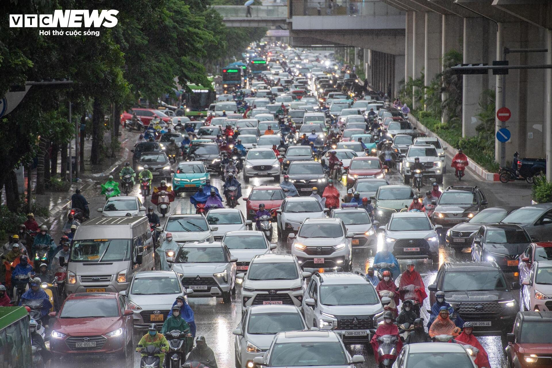 Hà Nội đón 'mưa vàng' đúng giờ cao điểm, nhiều tuyến phố ùn tắc - 2
