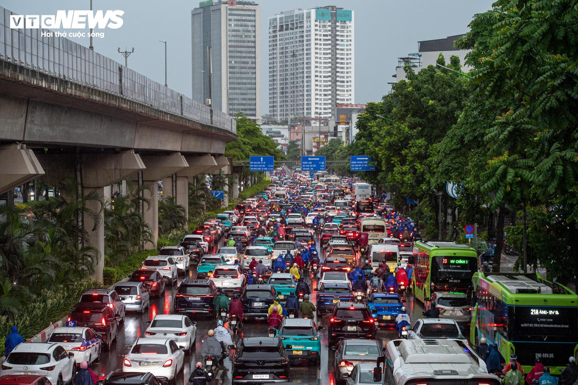 Hà Nội đón 'mưa vàng' đúng giờ cao điểm, nhiều tuyến phố ùn tắc - 3