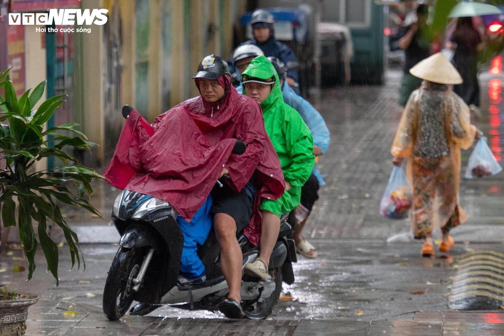 Hà Nội đón 'mưa vàng' đúng giờ cao điểm, nhiều tuyến phố ùn tắc - 7