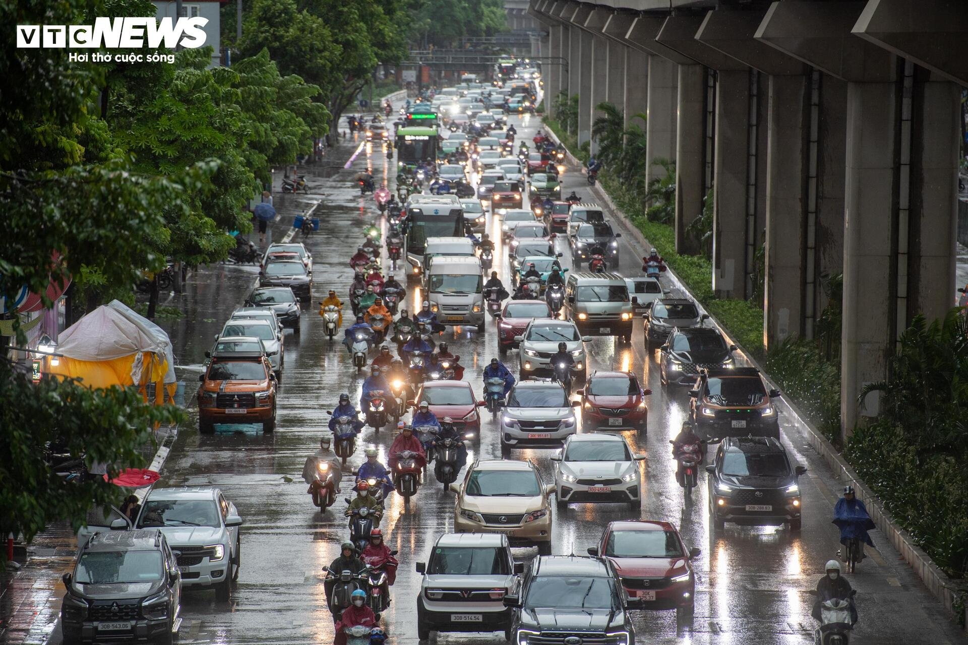 Hà Nội đón 'mưa vàng' đúng giờ cao điểm, nhiều tuyến phố ùn tắc - 11