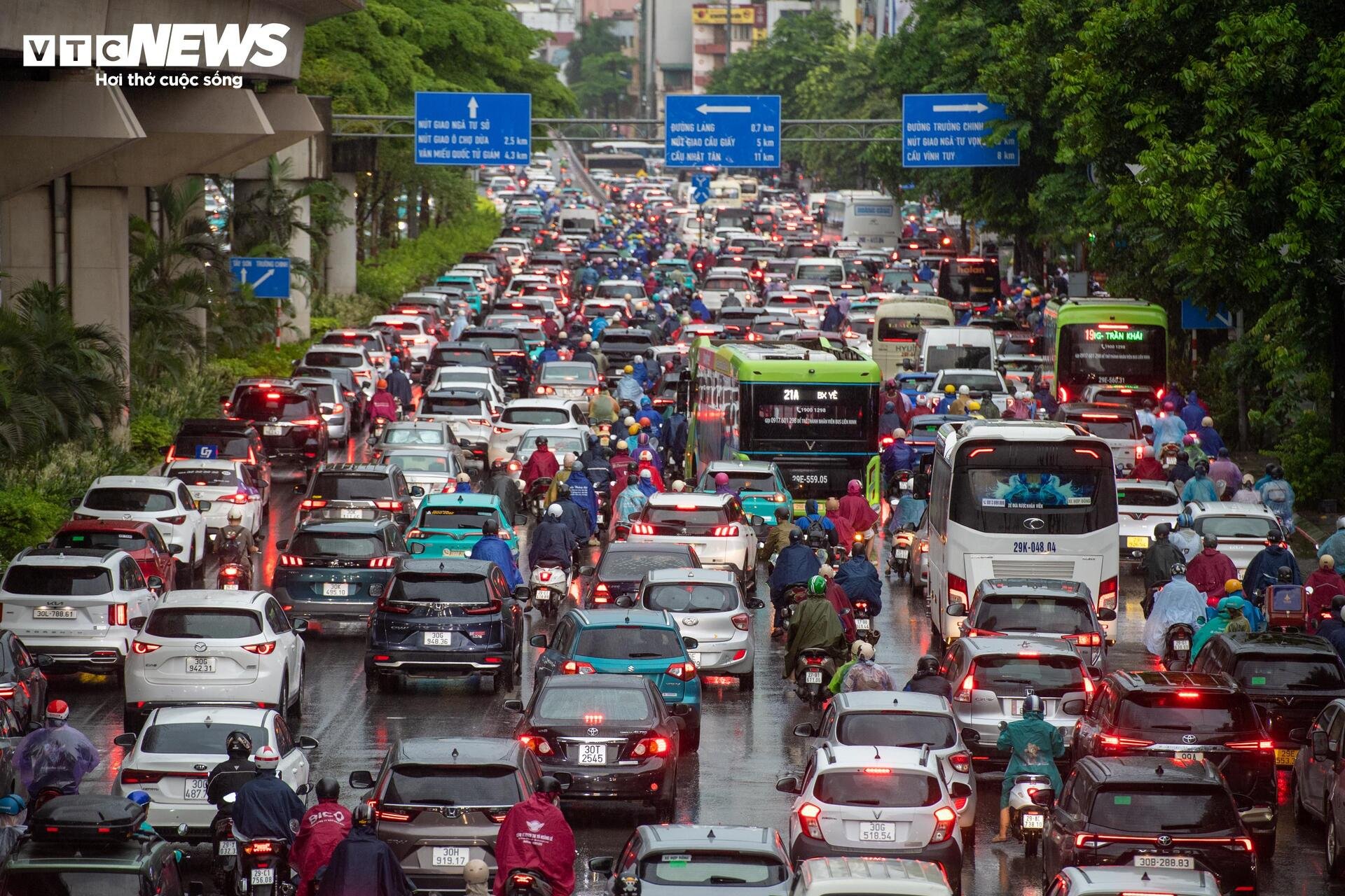 Hà Nội đón 'mưa vàng' đúng giờ cao điểm, nhiều tuyến phố ùn tắc - 17
