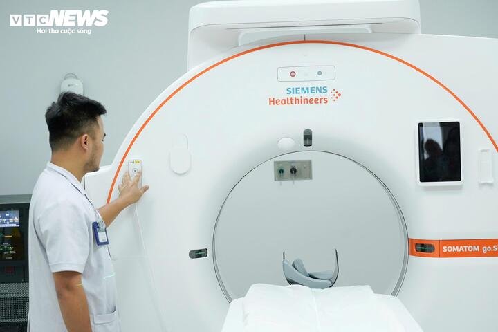 Bệnh viện cũng được đầu tư hệ thống cộng hưởng từ (MRI), cắt lớp vi tính (CT), X-quang kỹ thuật số và siêu âm thế hệ mới, phục vụ toàn diện cho chẩn đoán các bệnh lý tim mạch, thần kinh, hô hấp, tiêu hóa, cơ xương khớp, ung bướu, sản phụ khoa và cấp cứu.