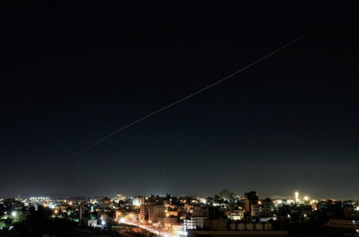 Tên lửa trên bầu trời Israel sau cuộc không kích của Iran. (Ảnh: Reuters)