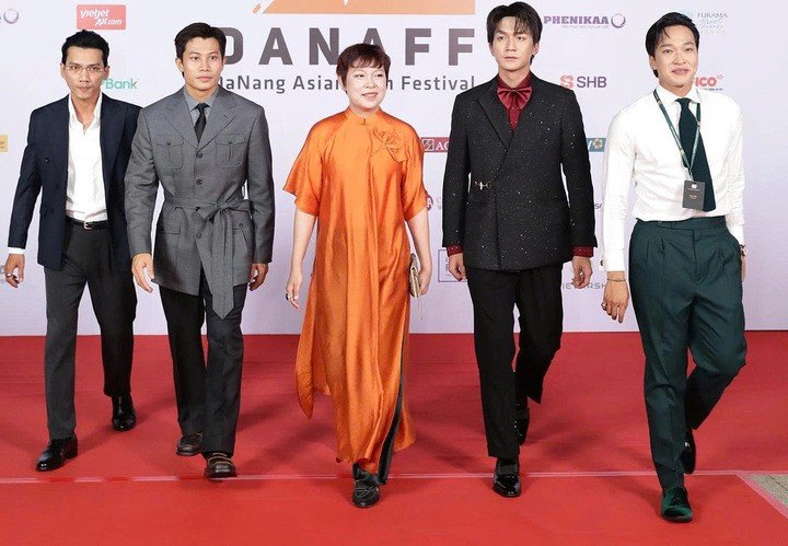 Đạo diễn Đặng Thái Huyền và dàn diễn viên 