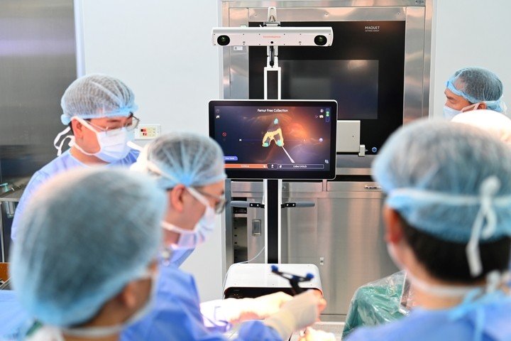 Ca phẫu thuật thay khớp gối bằng robot tích hợp AI đầu tiên tại miền Trung được thực hiện tại Vinmec.