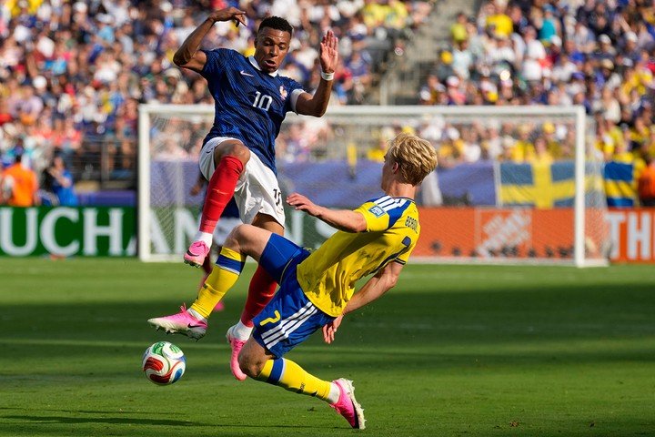 Mbappe ghi 2 bàn để bắt kịp Lionel Messi trong cuộc đua vua phá lưới. (Ảnh: AP)
