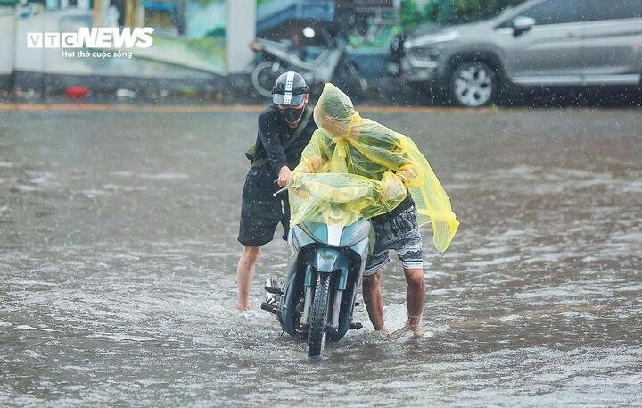 Vùng áp thấp đang hoạt động trên Biển Đông, miền Bắc sắp hứng thêm đợt mưa lớn kéo dài 4 ngày. (Ảnh minh hoạ)