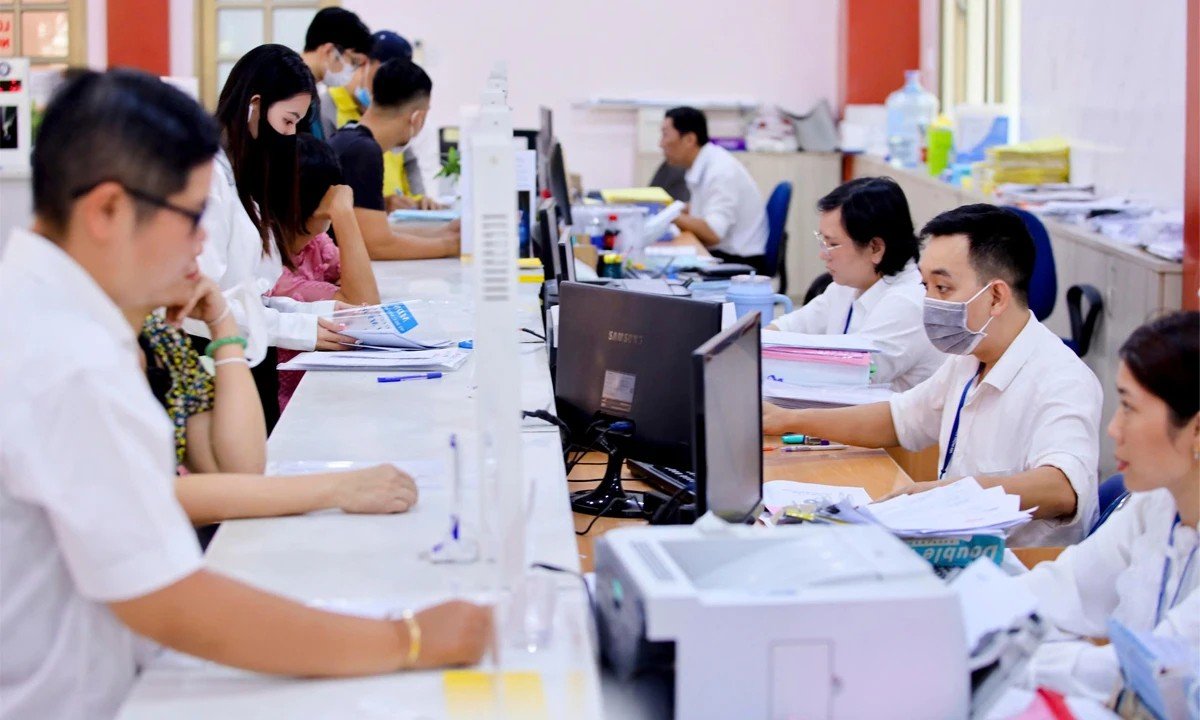 Cán bộ TP.HCM hỗ trợ người dân giải quyết thủ tục hành chính.