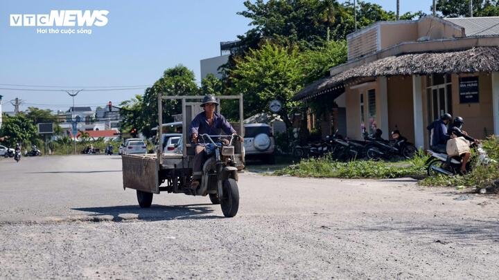 Theo Kết luận thanh tra số 03 ngày 8/4/2024 của Thanh tra tỉnh Quảng Ngãi, việc giao QISC thực hiện dự án có nhiều bất cập về cơ sở pháp lý. Thanh tra xác định không có quy định nào cho phép doanh nghiệp này được quản lý, sử dụng nguồn vốn ngân sách nhà nước để đầu tư xây dựng công trình và khu dân cư nhằm phục vụ hoạt động kinh doanh sau này.