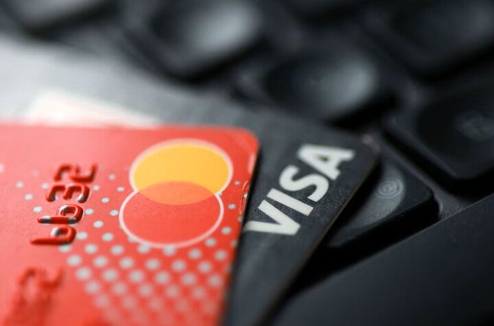 Thẻ Visa và Mastercard. (Ảnh: Reuters)