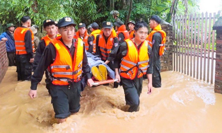 Lực lượng Cảnh sát cơ động, Công an tỉnh hỗ trợ người dân xóm Nà Tẻng, xã Hòa An đến nơi an toàn trong mưa lũ. (Ảnh: Báo Cao Bằng)